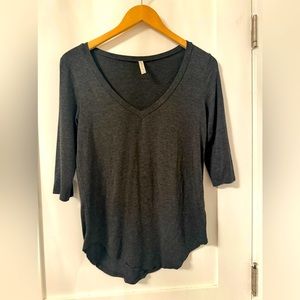 Grey 3/4 sleeve Lyss Loo top
